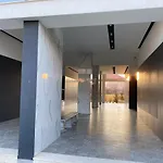 Jon's Tirana